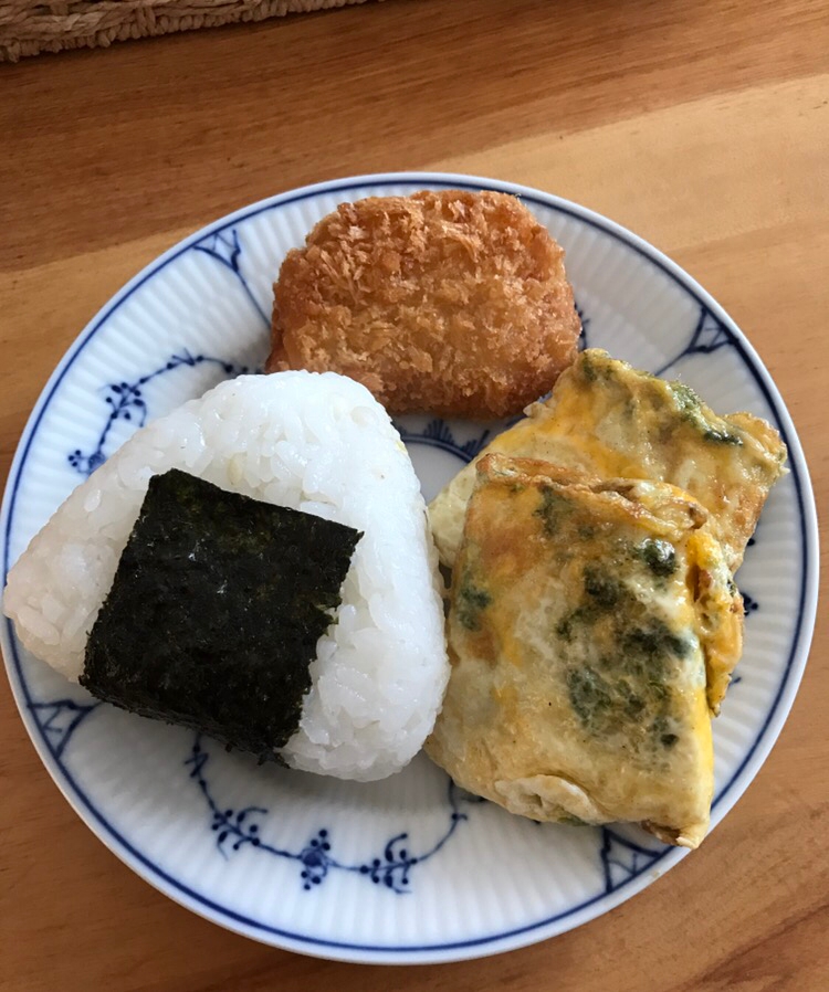 三角おむすびと焼きばら海苔の卵焼きの朝ごはん