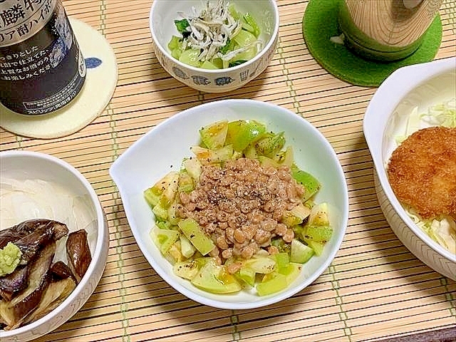 さくさく、酸っぱっ！青いトマトとオリ油の納豆サラダ