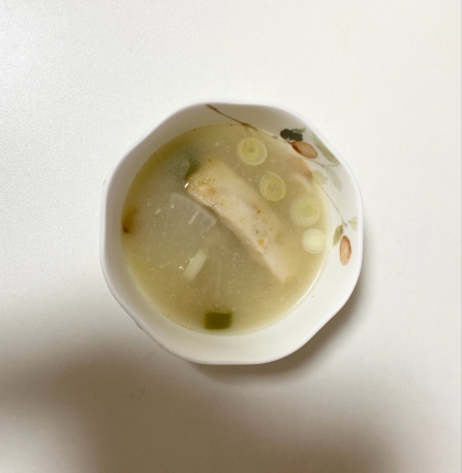 残り野菜とナルト入りのお味噌汁