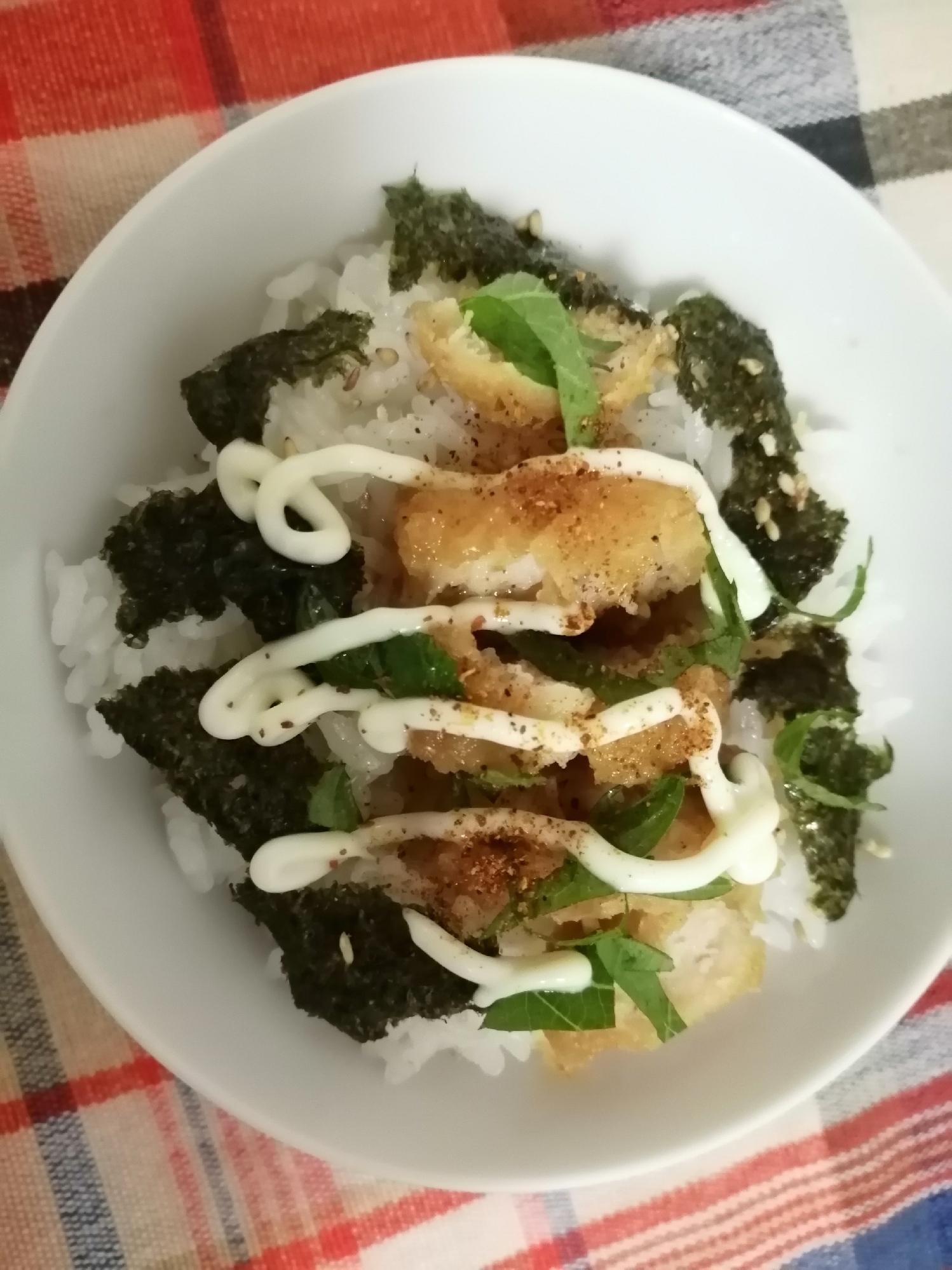 唐揚げと海苔と大葉とごまのつゆ丼