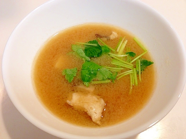 簡単美味しい☆舞茸と豆腐と三つ葉の味噌汁