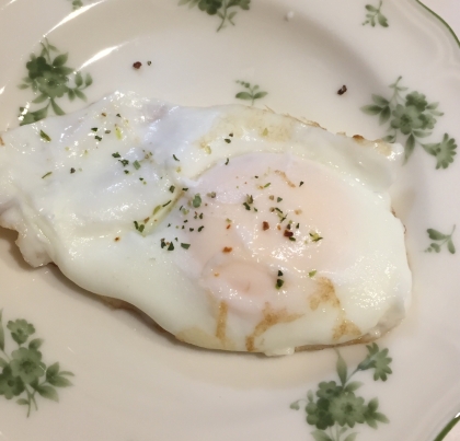 バジル風味の目玉焼き