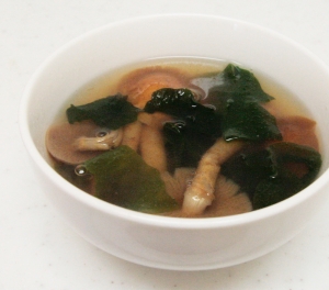 ちょっぴり洋風？大粒なめこのコンソメスープ