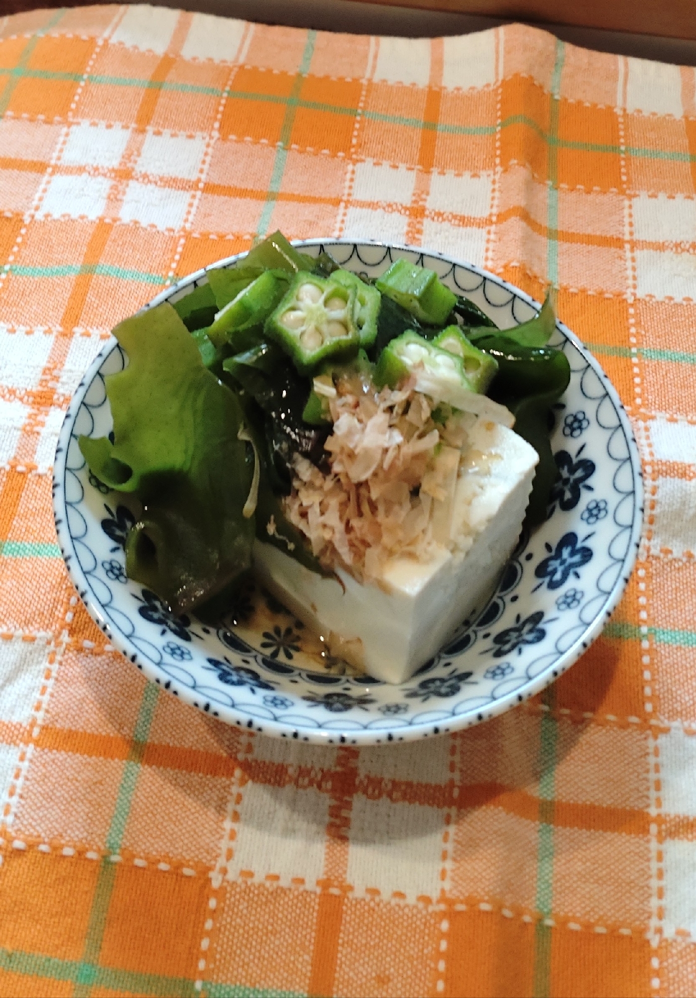 具たくさん♡わかめとオクラの冷奴