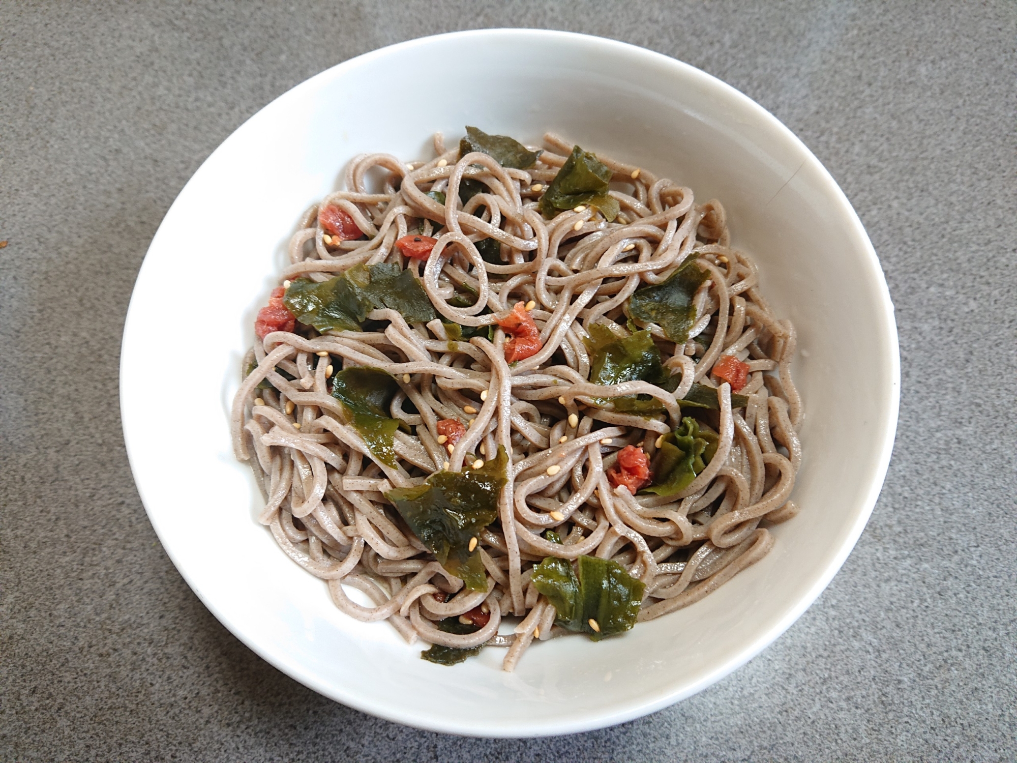 夏だ！梅とワカメの冷やしぶっかけまぜ蕎麦だ！