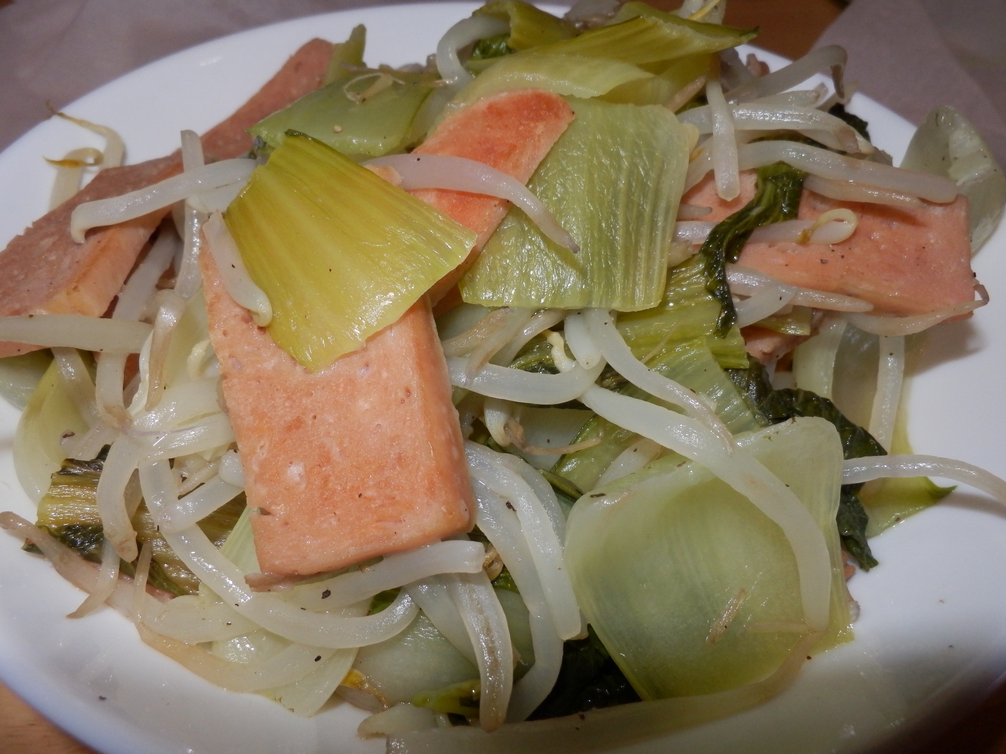 青梗菜とランチョンミートの炒め物