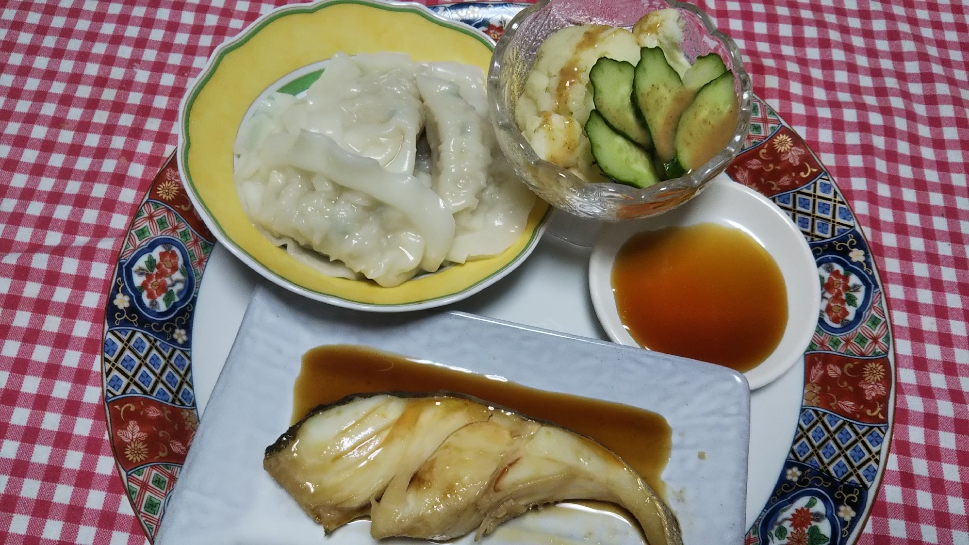 鱈の煮付けと水餃子とカリフラワーきゅうりサラダ☆