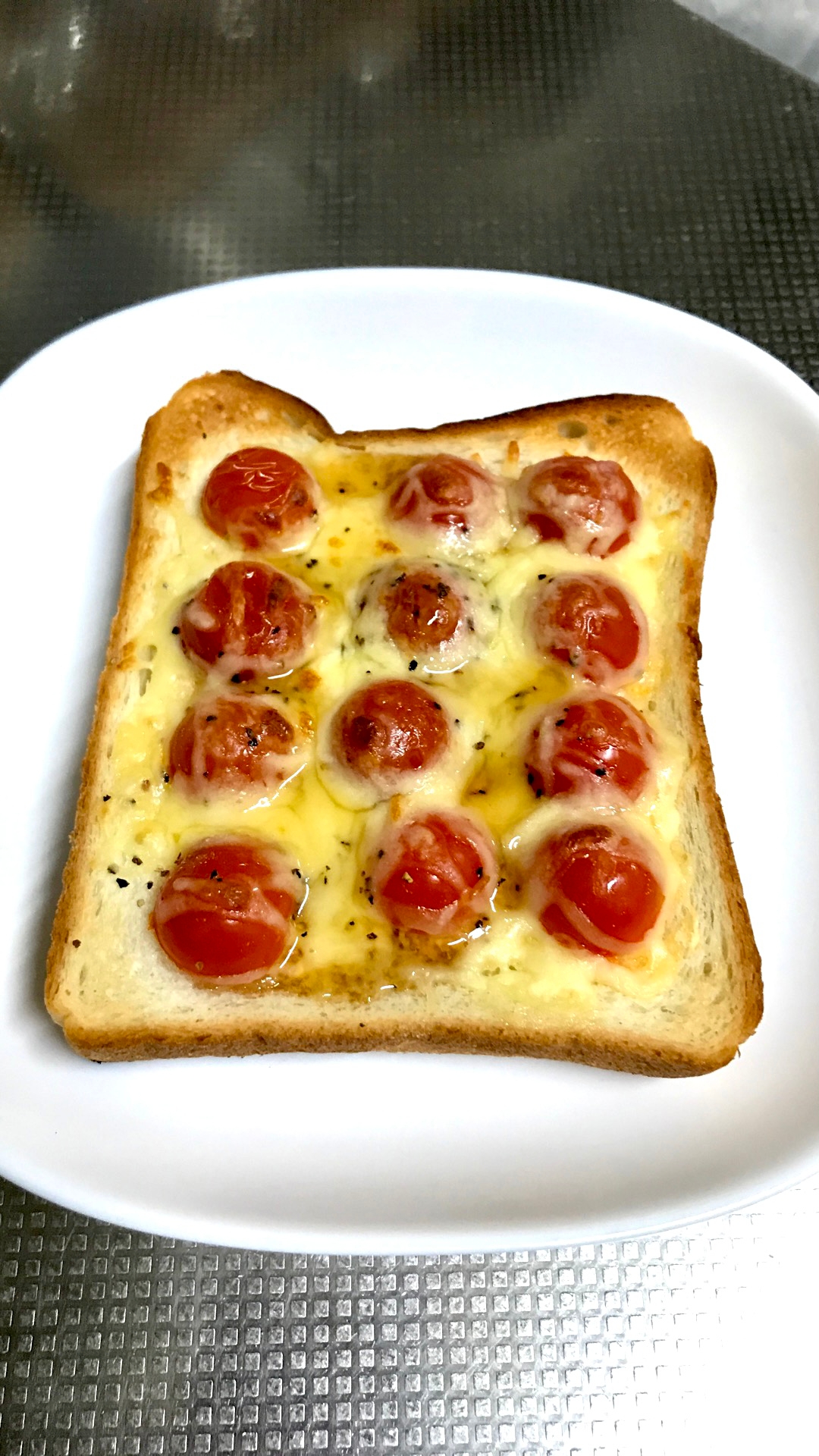 ミニトマトチーズトースト レシピ 作り方 By Tonton22 楽天レシピ