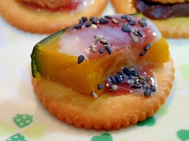 南瓜と紫芋ジャムと黒ごまの焼きリッツ