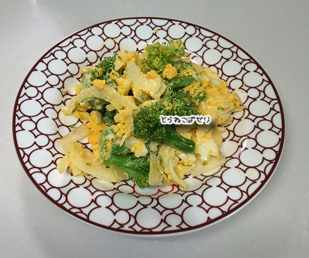ブロッコリーと玉ねぎ☘️卵サラダ