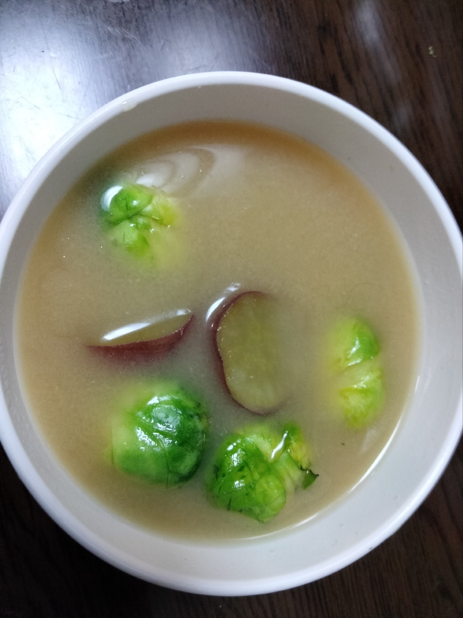 さつまいもと芽キャベツの味噌汁