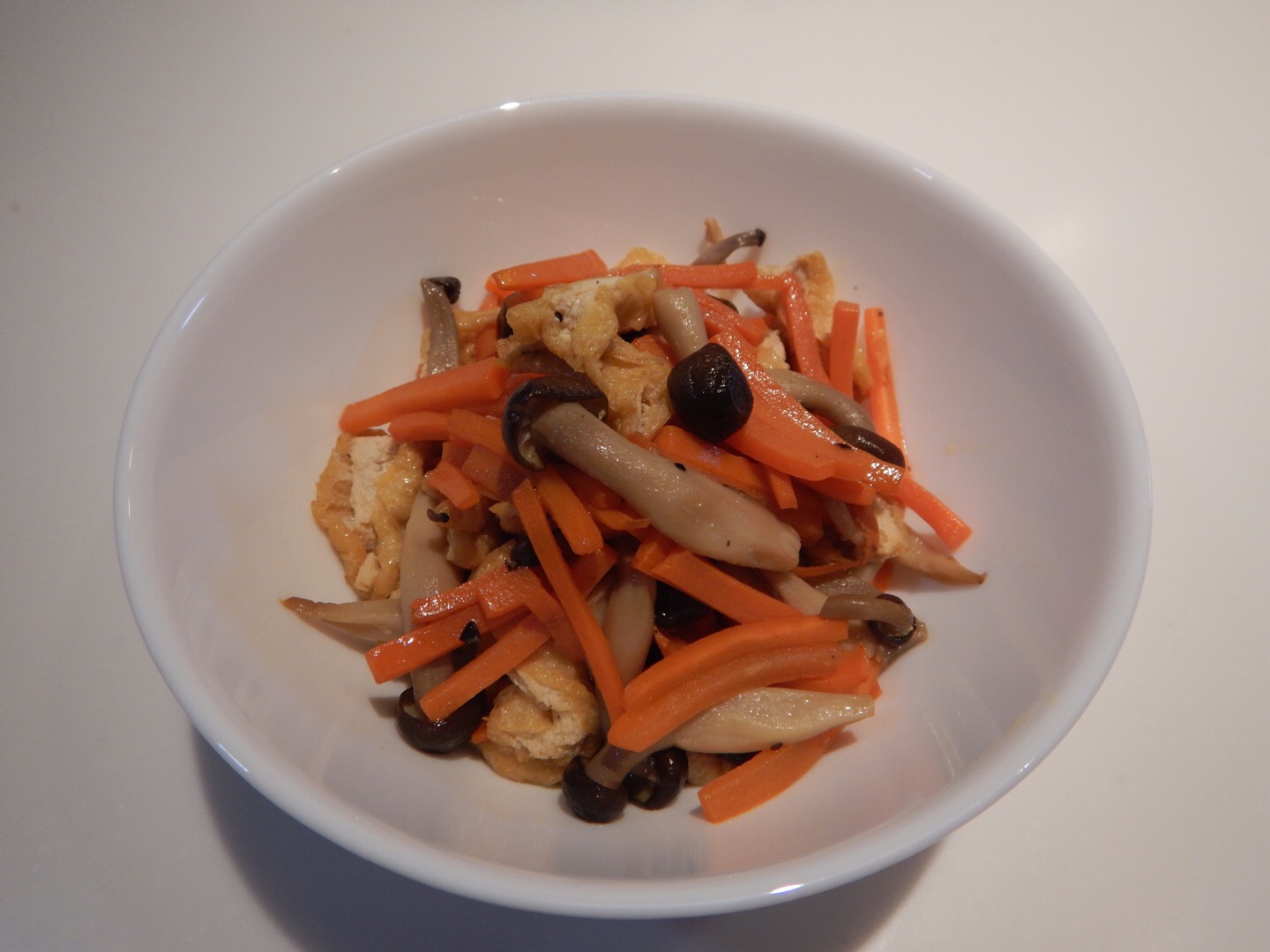 人参としめじと油揚げのきんぴら