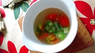 家庭菜園でとれたトマトとオクラでおいしいスープらんちにいただきました(*^-^*)夏野菜のすーぷは体の芯までしみてとても元気になれますね♡