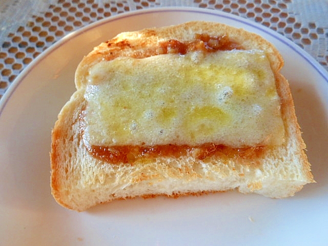 朝食に♪甘辛胡桃みそだれチーズトースト