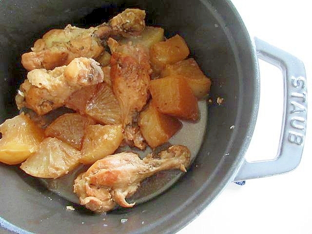 ストウブ鍋で鶏手羽と大根煮♪無水