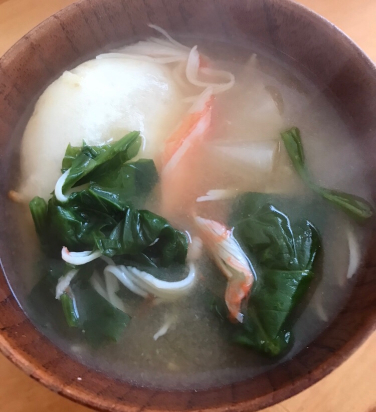 ほうれん草とカニカマ、カブの味噌雑煮