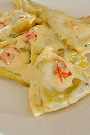 クリーミーなドライトマトチーズソースのラビオリ