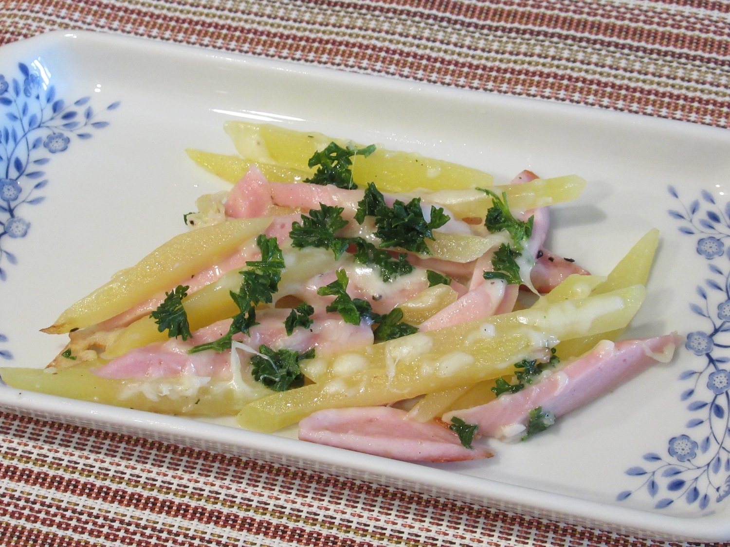 じゃがいもと魚肉ソーセージのチーズ焼き