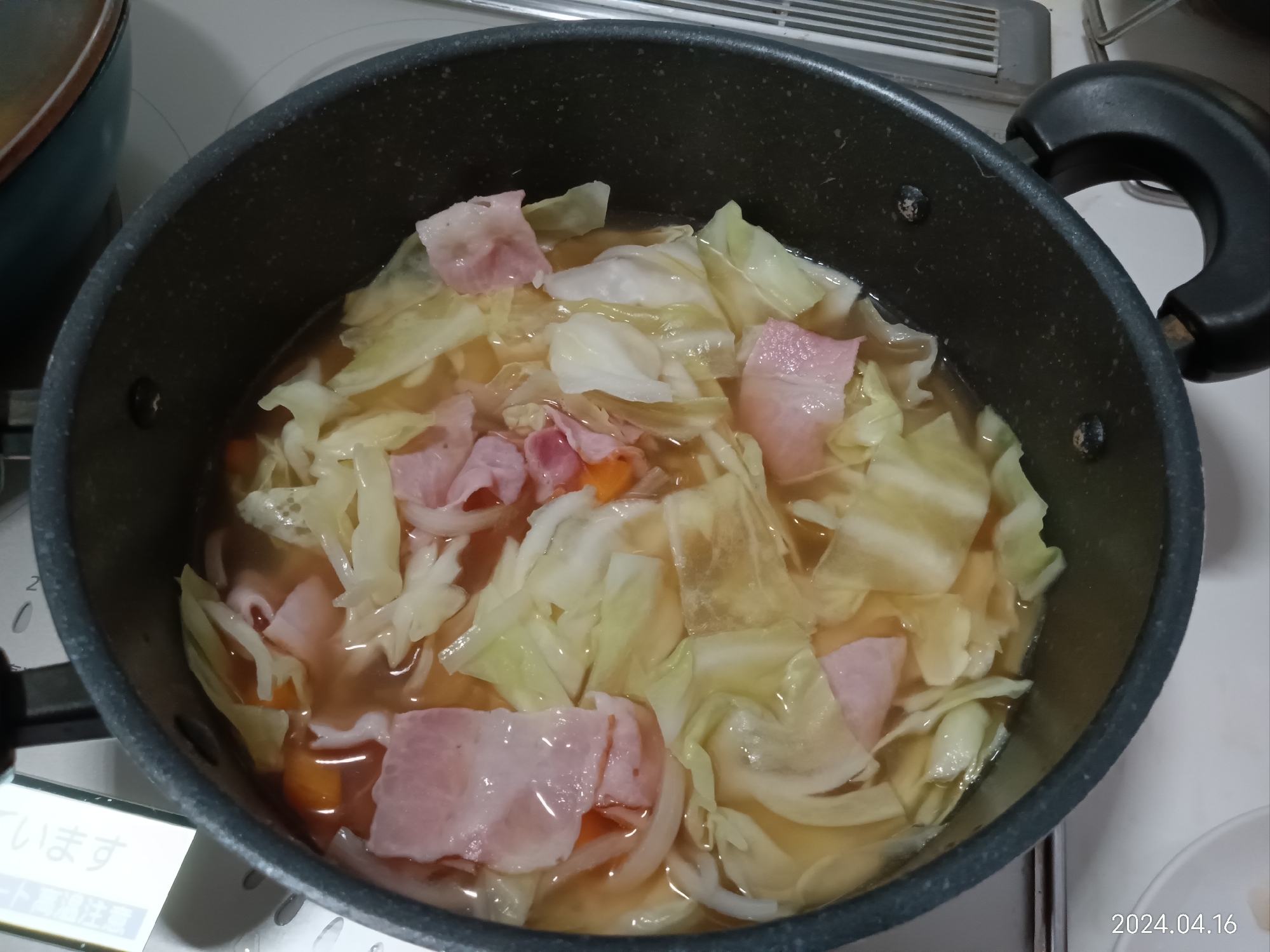キャベツ、玉ねぎ、ベーコン入り、野菜たっぷりスープ