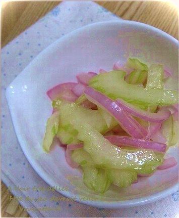 サッパリとした”セロリと紫たまねぎの甘酢漬け”