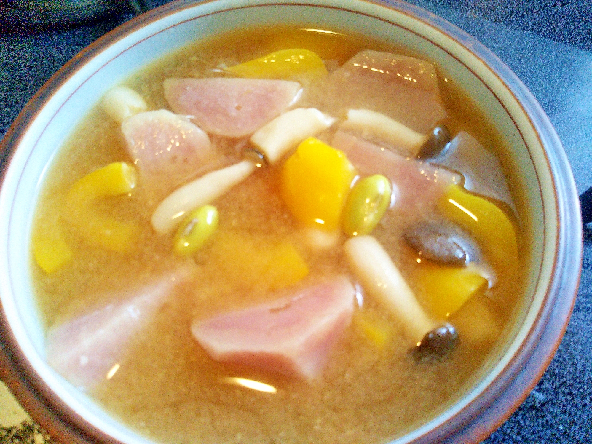 ピンクじゃがいも黄色パプリカしめじ枝豆の味噌スープ