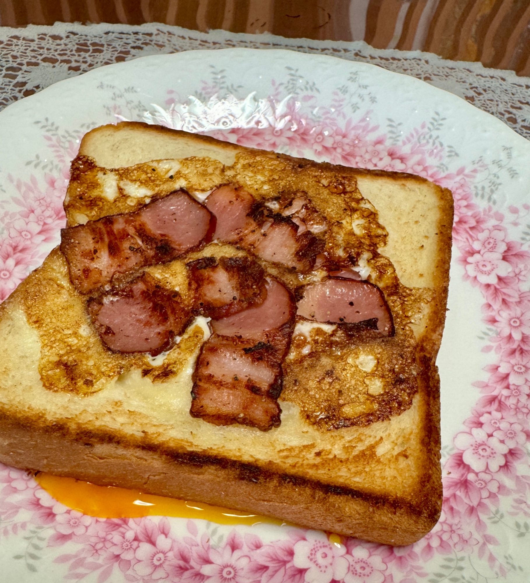 穴あき食パンで❗️めちゃ旨ベーコンエッグ☆トースト