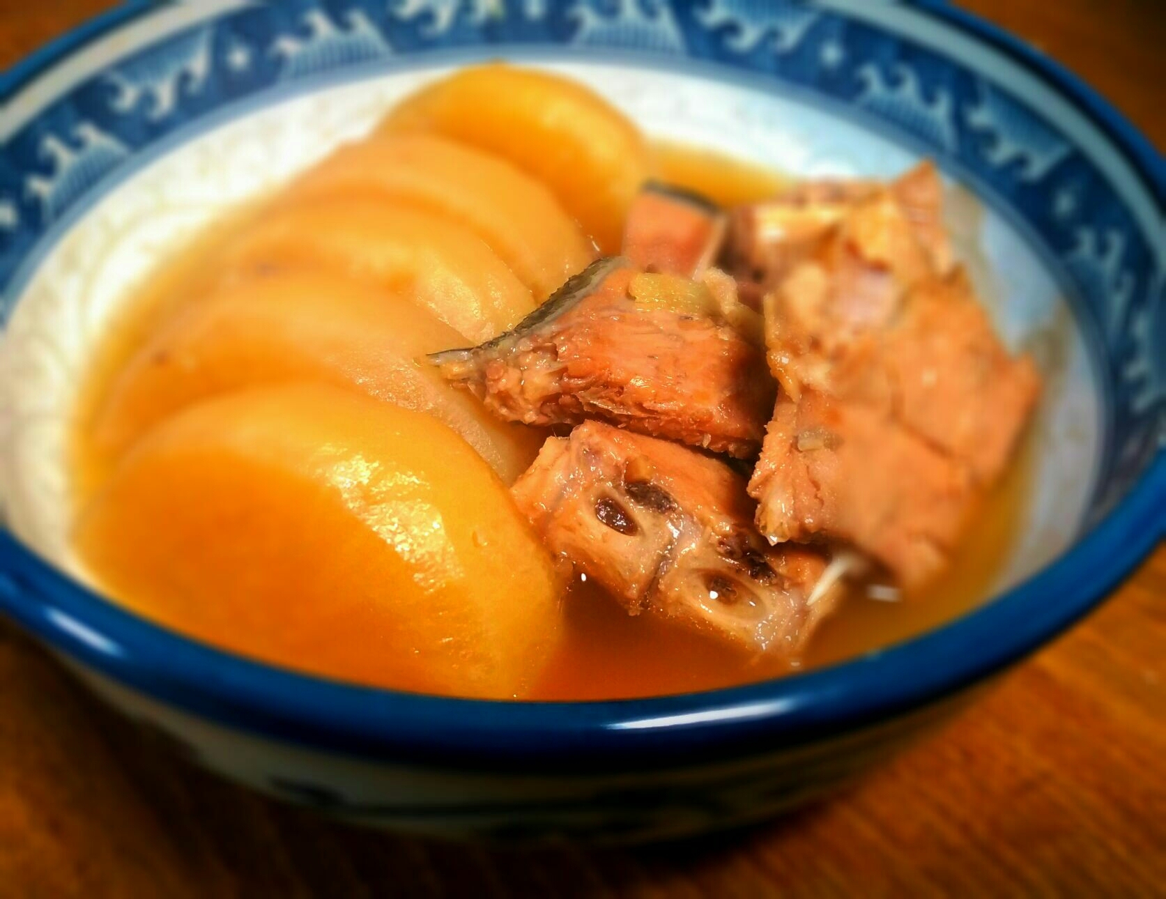 青い器に盛り付けたぶり大根