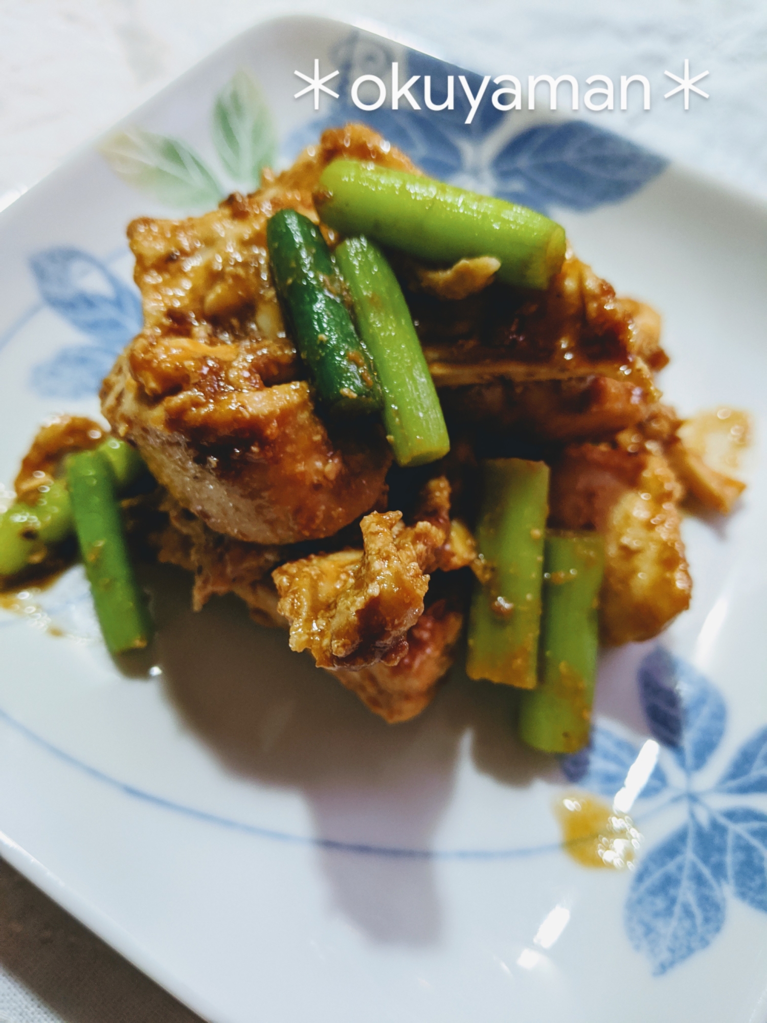 まぐろのアラで、トマト味噌煮