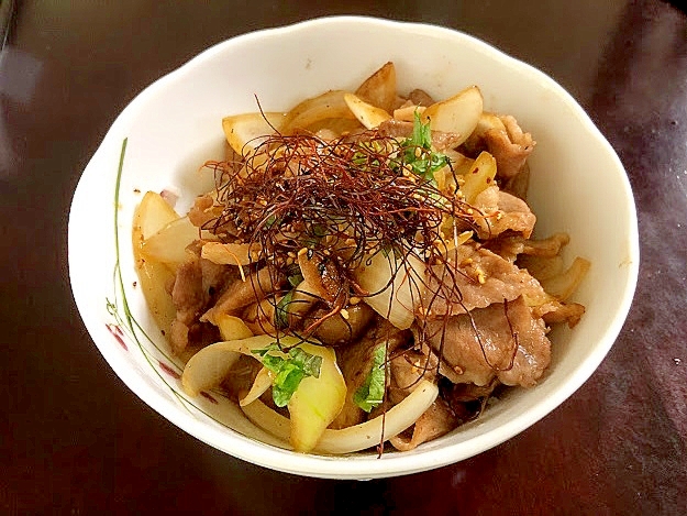 豚こまと玉ねぎ・しめじで簡単激旨!★ポン酢炒め豚丼