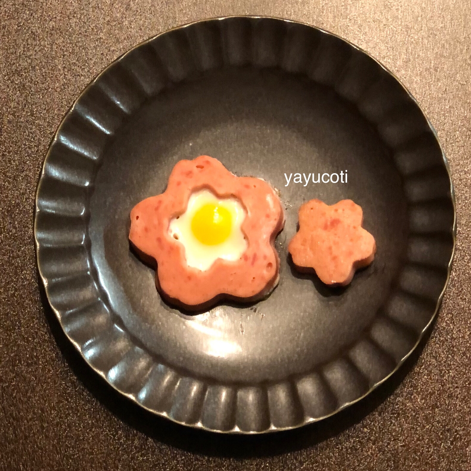 お弁当おかず＊花ソーセージでお花の目玉焼き