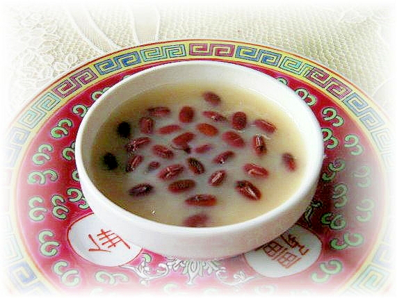 中華の器に入った小豆入りライスプリン