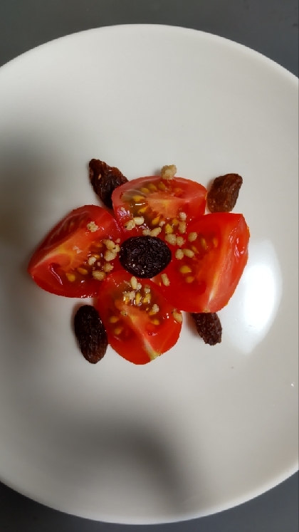 レーズン入りトマト胡麻サラダ