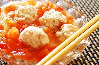 マグロ団子の、アジア風トマト涼麺