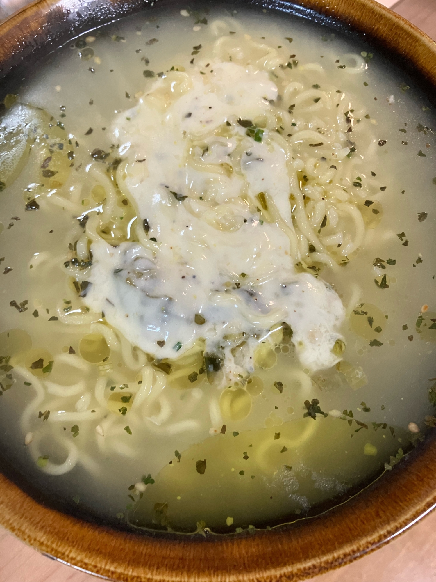 インスタント袋麺アレンジ　バジルチーズ塩ラーメン