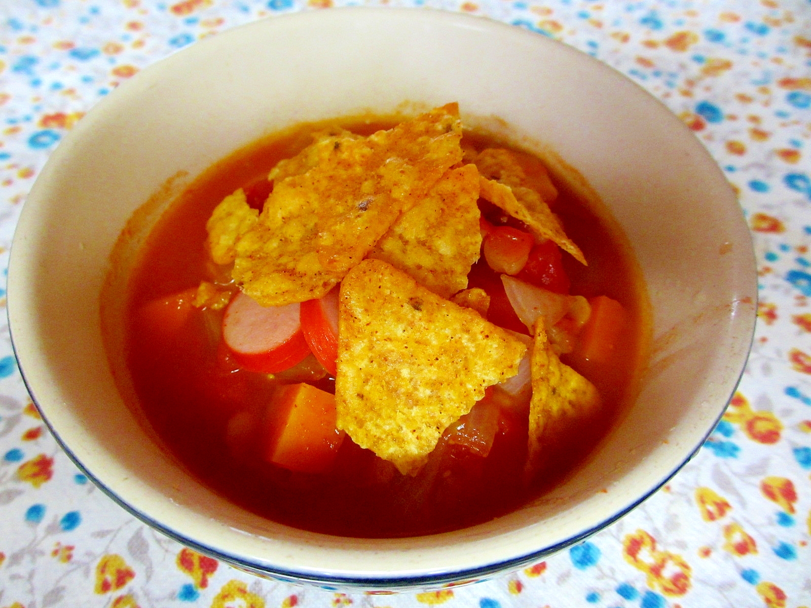 ウィンナーとレンズ豆のトマトスープドリトスのせ