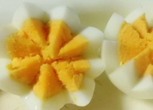 ゆで卵の飾り切り ゆで卵のお花のカップサラダ レシピ 作り方 By Ajisai624 楽天レシピ