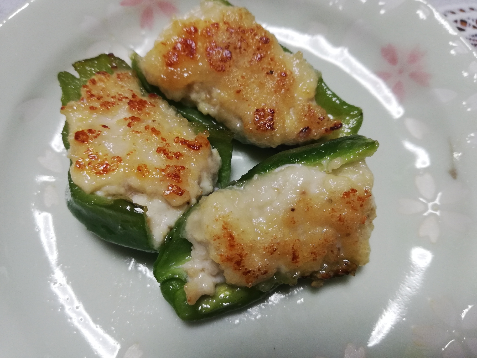 豆腐と鶏ミンチのピーマン肉詰め焼き