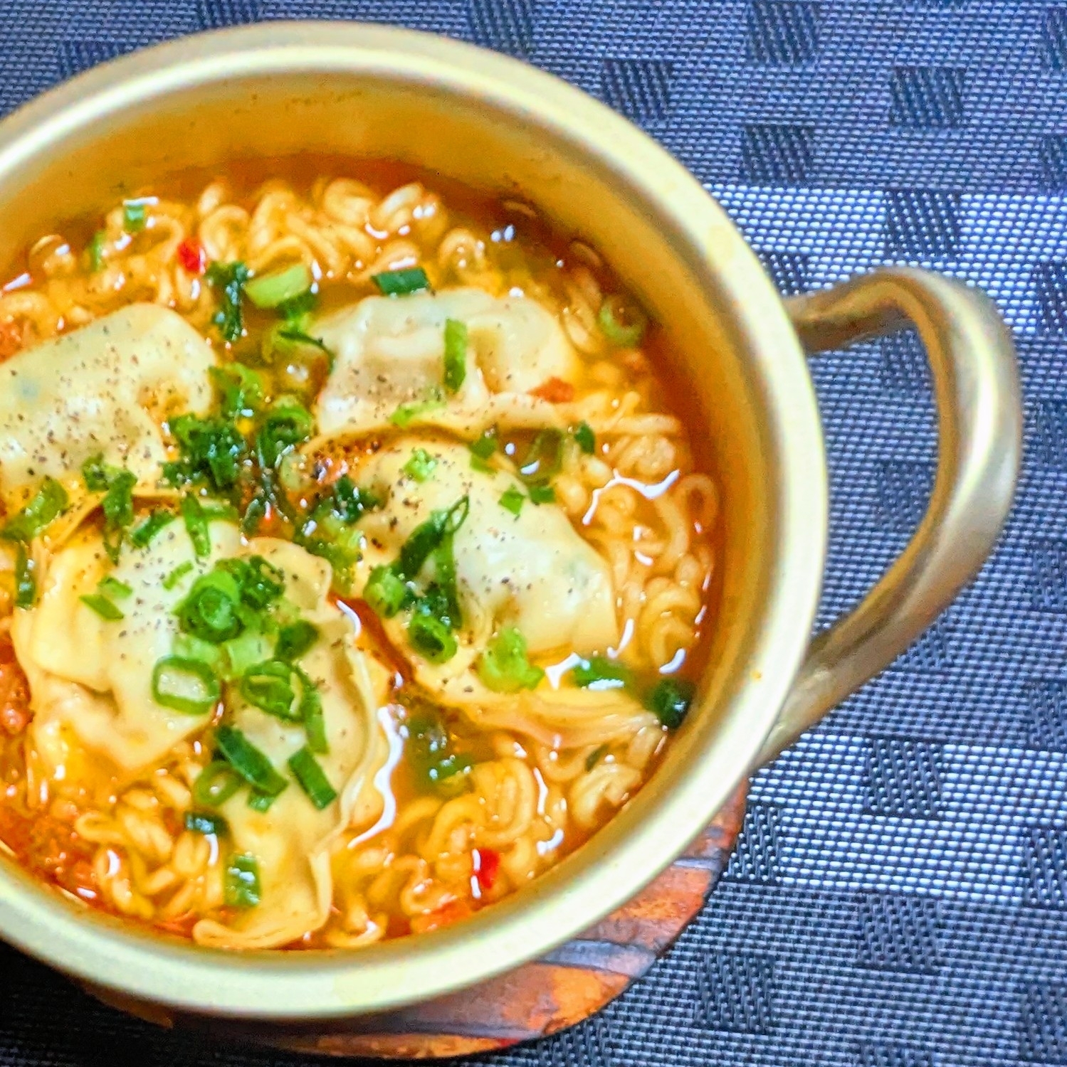 餃子辛ラーメン が鍋に入っているところ