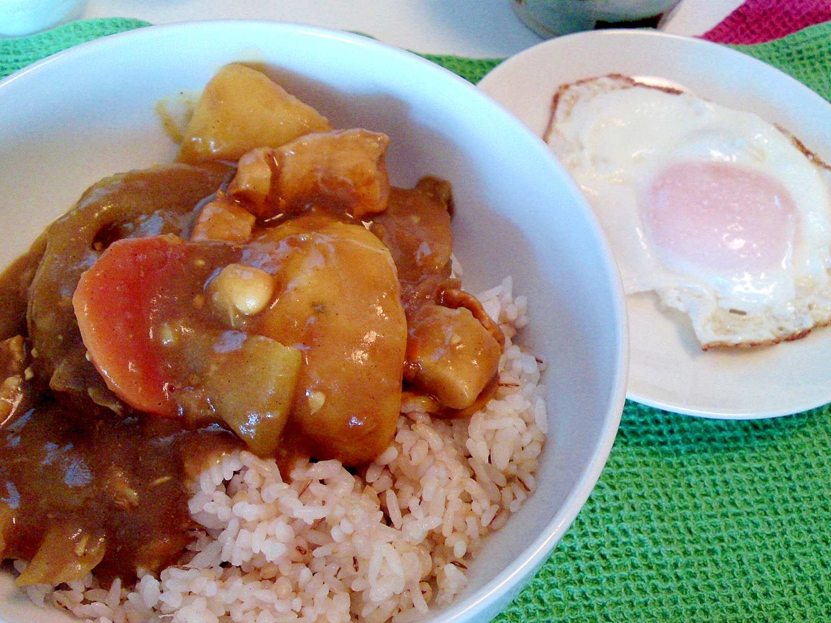 カレーライスと目玉焼き