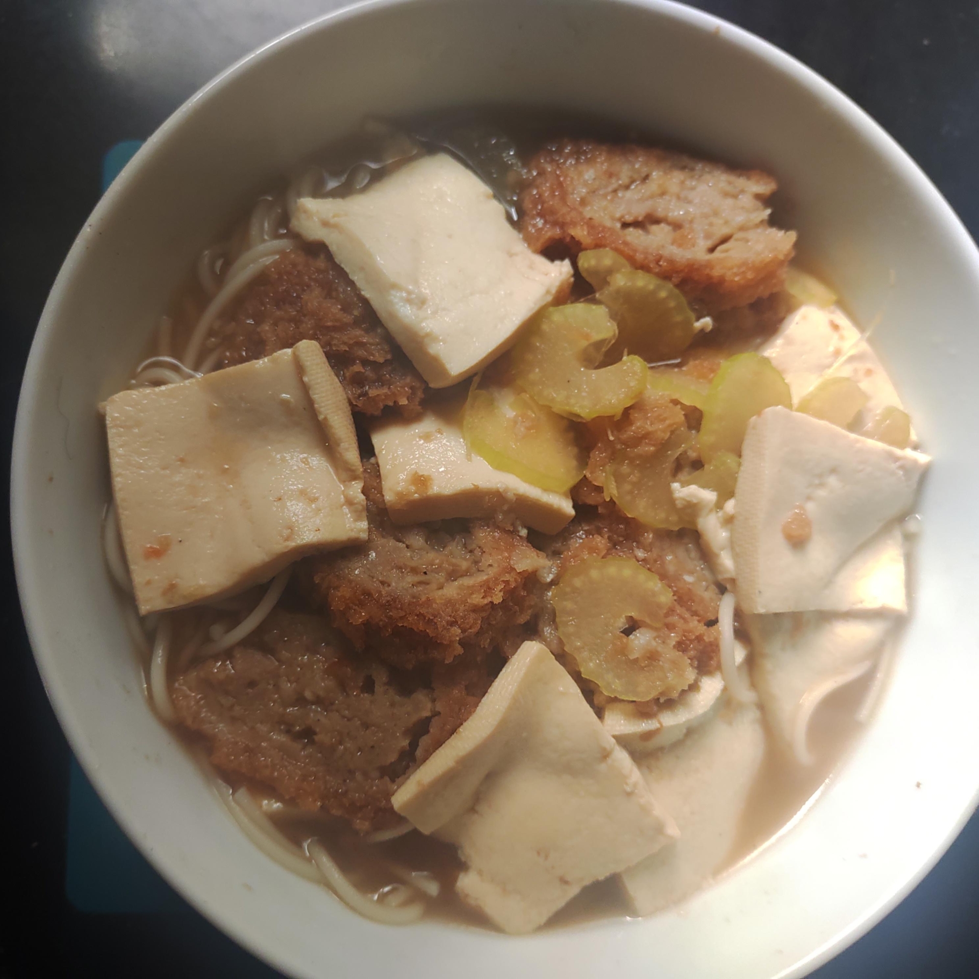 豆腐、セロリ、メンチのにゅうめん