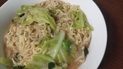 玉ねぎとキャベツと人参の醤油ラーメン