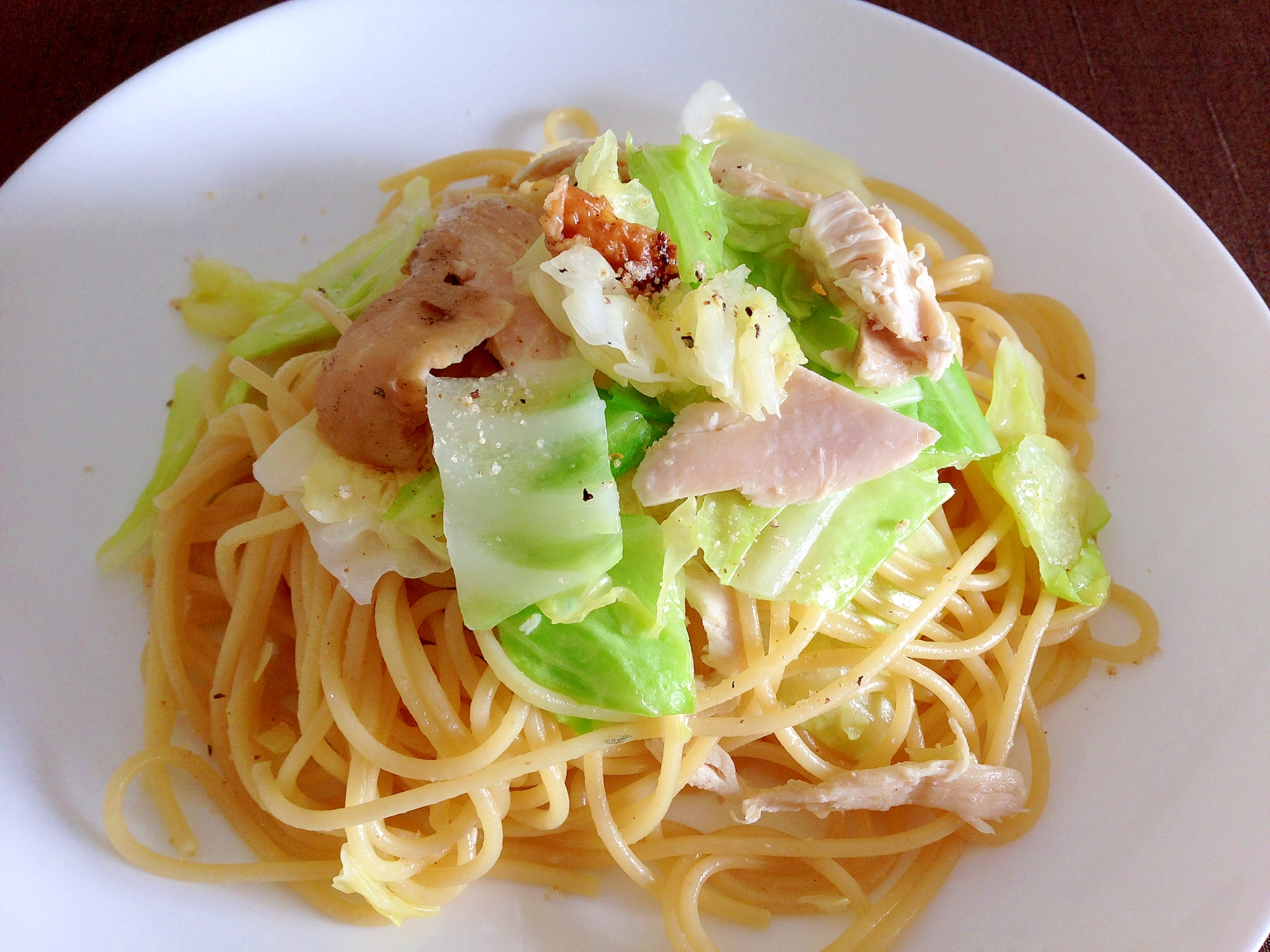 残ったローストチキンで☆チキンとキャベツのパスタ