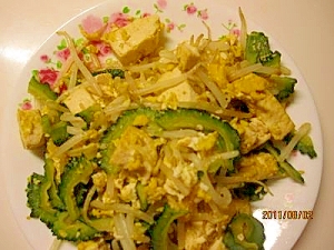 モヤシ、ゴーヤ、豆腐、卵のチャンブル