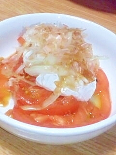 カマンベールとトマトのおかかサラダ