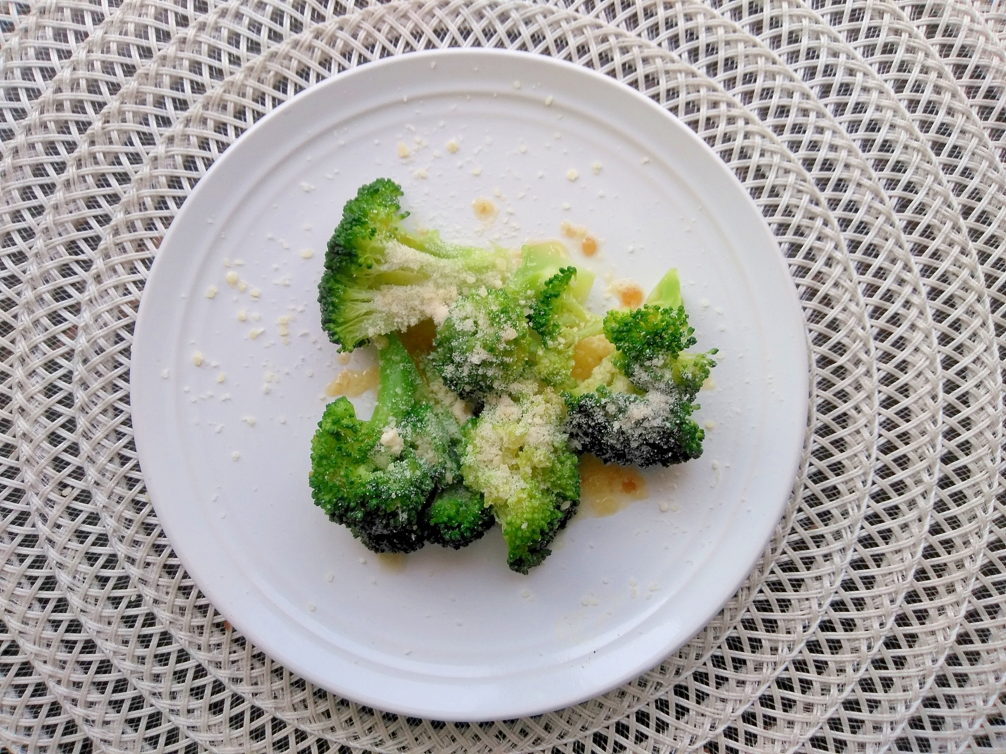 温ブロッコリーのチーズまみれ