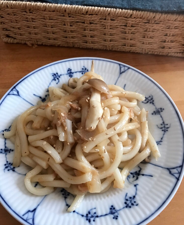 しめじと玉ねぎ、ツナの焼きうどん