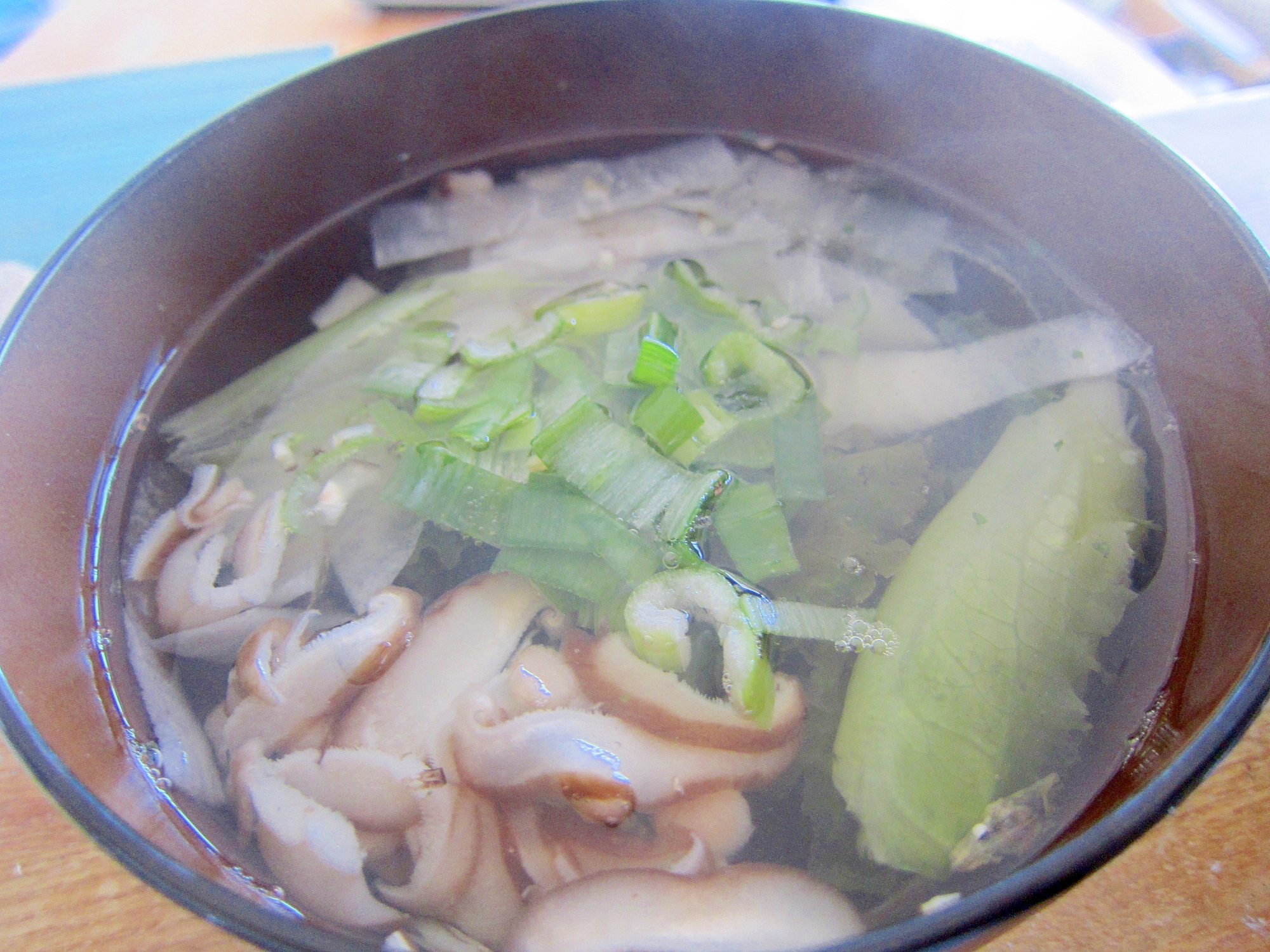 大根と葱と椎茸とレタスのスープ