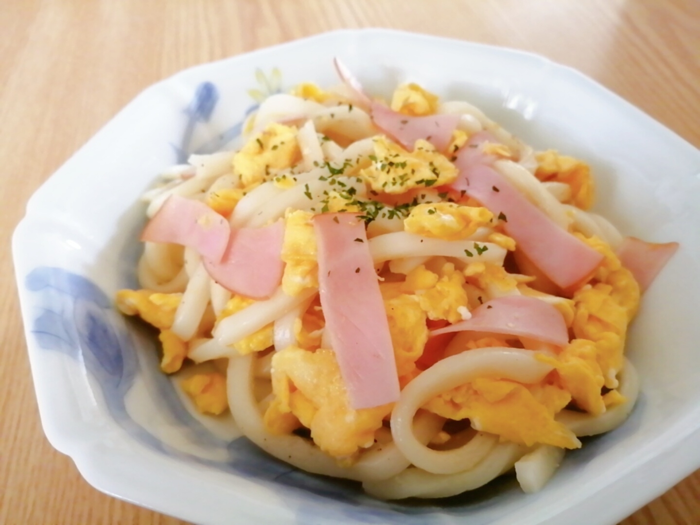 卵とハムの洋風焼きうどん