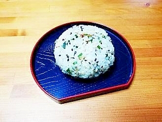 胡麻風味♪大葉とおかかのまんまるおにぎり