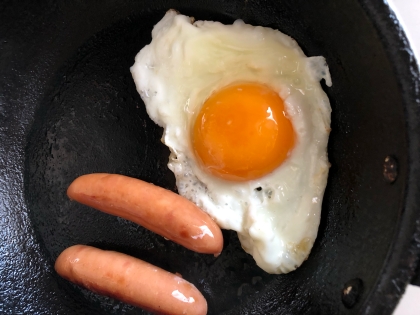 定番♪目玉焼きとソーセージ✧˖°（ゴマ油）